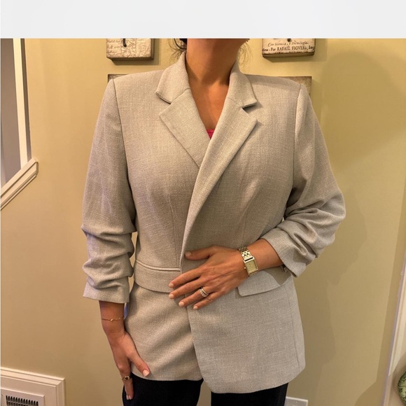 H&M Gray Blazer - Size XL - Perfect Condition - Versatile Style for Any Occasion - Picture 2 of 6